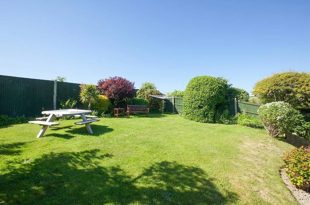 Dean Court Garden - Parking - By Brighton Holiday Lets