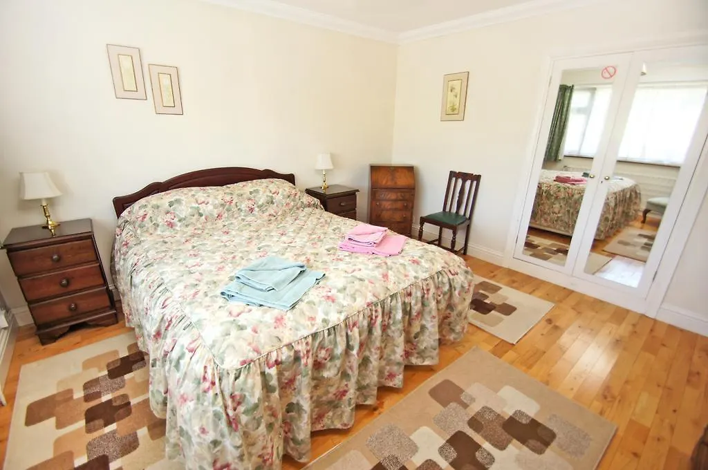 Dean Court Garden - Parking - By Brighton Holiday Lets