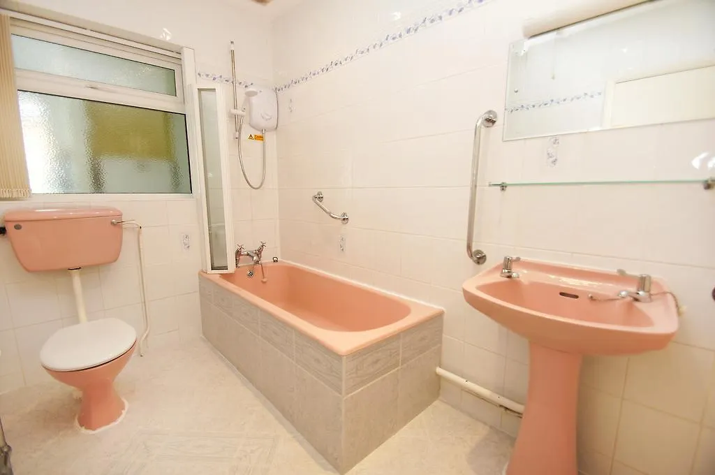 Dean Court Garden - Parking - By Brighton Holiday Lets United Kingdom